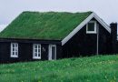 Dom zakupiony za gotówkę z gdyńskiego skupu domów. Na dachu ma trawę, dookoła również jest trawa. Prosty, jedno-piętrowy domek z poddaszem.