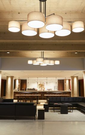 Oświetlenie do hoteli w strefach zewnętrznych – bezpieczeństwo, estetyka i widoczność obiektu