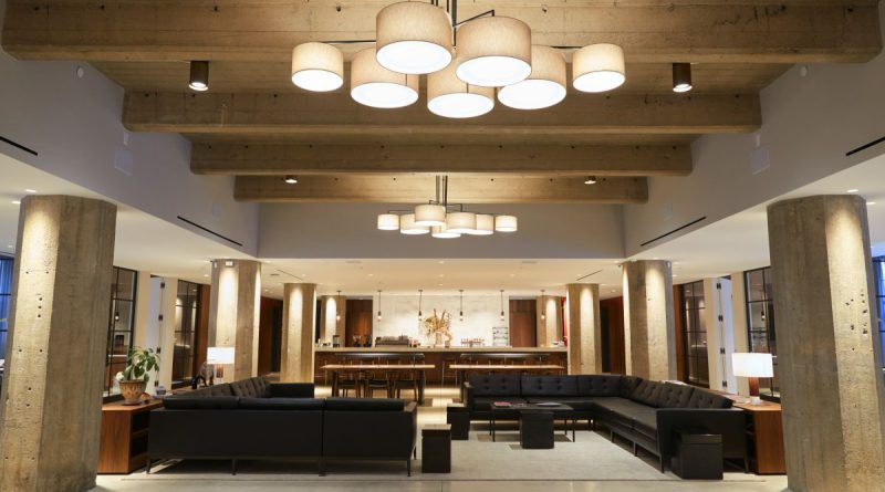 Oświetlenie do hoteli w strefach zewnętrznych – bezpieczeństwo, estetyka i widoczność obiektu